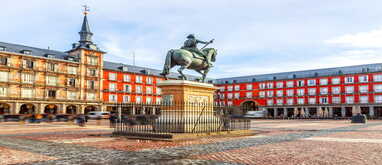 پلازا مایور (Plaza Mayor)، قلب تپنده تاریخ و فرهنگ مادرید